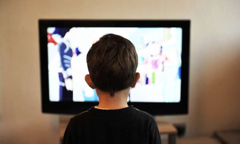 child-watching-tv Öfke Duygusunun Yaygınlaşması ve Sosyal Medya 